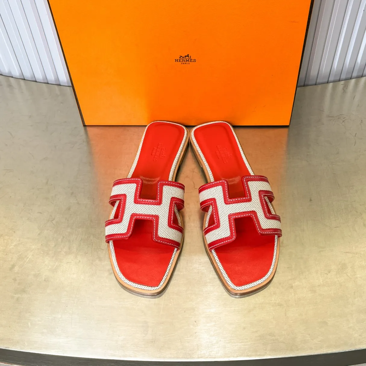 👟👟Ex-factory price 480👟👟 New style in early spring, splicing technology, new revision (Hermès), upgraded packaging, upgraded version and workmanship materials. Hermes®🔴The highest version of handmade shoes on the market ✨✨ Top product Hermès slippers🐎 —————————— The new model in early spring is the same as the original version, handmade by masters! ❥High-end customization, exclusive products, the highest version in the industry⚠❥Using: Hermers upper: Italian imported cowhide + original custom-grade Australian sheepskin feet + genuine leather outsole (pursuing top walking comfort) ✨~~〰〰〰〰❥ Packaging: ✔🚦Pay attention to the packaging➰Top-level exclusive box 〰The original top quality is on sale━━━━Hermes━━━━━ size: 35-40 (34.41.42 custom-made, non-refundable)